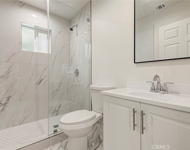 15557 Wyandotte Street - Photo Thumbnail 11