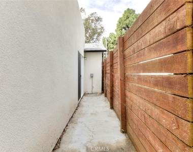 15557 Wyandotte Street - Photo Thumbnail 22