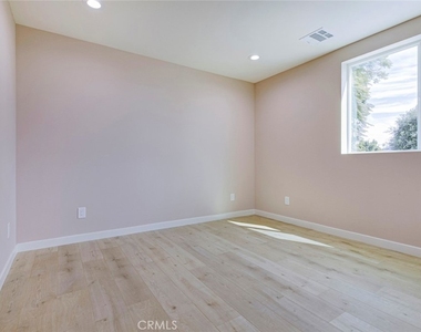 15557 Wyandotte Street - Photo Thumbnail 24