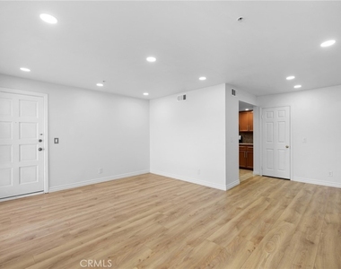 116 W Maple - Photo Thumbnail 6
