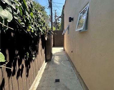 1046 S Hudson Avenue - Photo Thumbnail 6