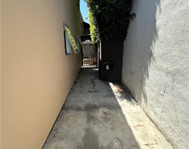 1046 S Hudson Avenue - Photo Thumbnail 10