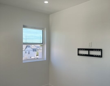 212 E 29th Street - Photo Thumbnail 20