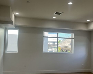 212 E 29th Street - Photo Thumbnail 12