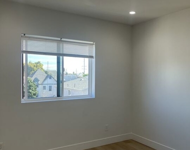 212 E 29th Street - Photo Thumbnail 29
