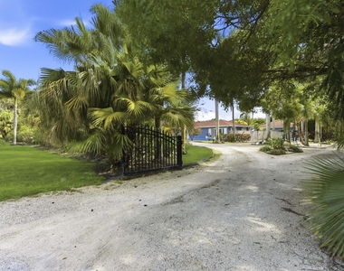 4268 Maurice Drive - Photo Thumbnail 18