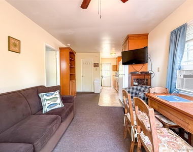 8515 Soundview Avenue - Photo Thumbnail 6