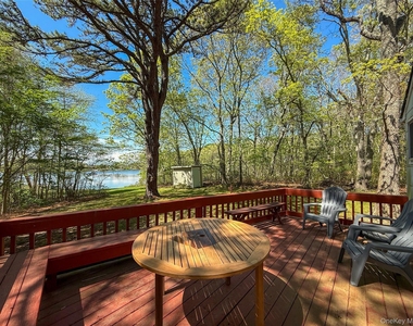8515 Soundview Avenue - Photo Thumbnail 7