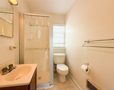 8515 Soundview Avenue - Photo Thumbnail 9