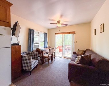 8515 Soundview Avenue - Photo Thumbnail 5