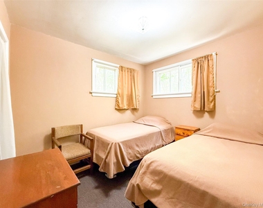 8515 Soundview Avenue - Photo Thumbnail 8