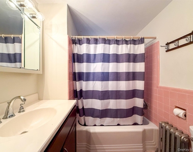 8415 Soundview Avenue - Photo Thumbnail 6