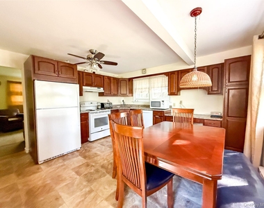 8415 Soundview Avenue - Photo Thumbnail 3