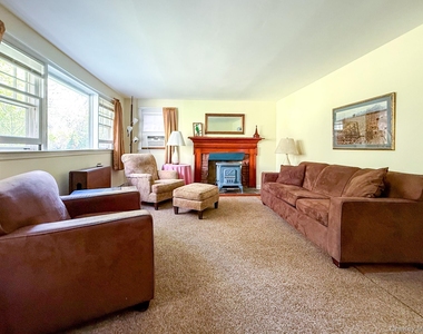 8415 Soundview Avenue - Photo Thumbnail 2
