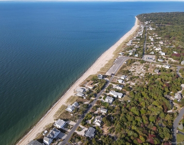 8415 Soundview Avenue - Photo Thumbnail 7