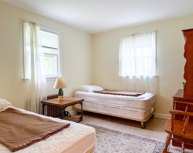 8415 Soundview Avenue - Photo Thumbnail 5