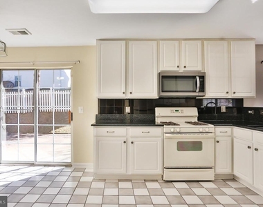 17259 Larkin Drive - Photo Thumbnail 4