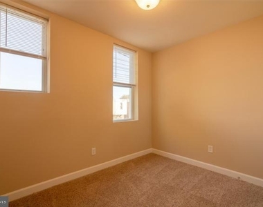 6241 N Woodstock Street - Photo Thumbnail 7