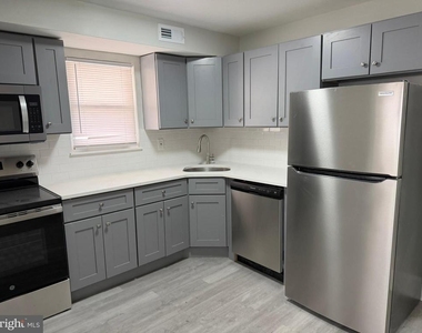 244 Mansion Avenue - Photo Thumbnail 7