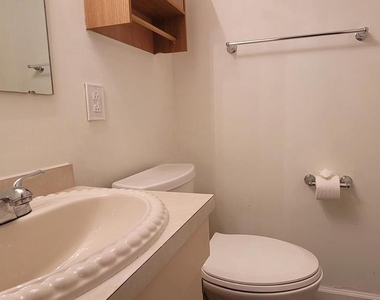 2209 Greenwood Drive - Photo Thumbnail 6