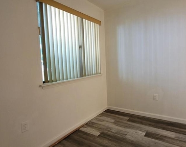 2209 Greenwood Drive - Photo Thumbnail 5