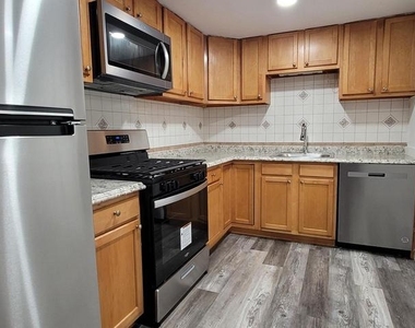 2209 Greenwood Drive - Photo Thumbnail 7