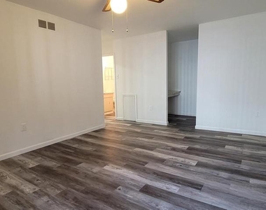 2209 Greenwood Drive - Photo Thumbnail 14