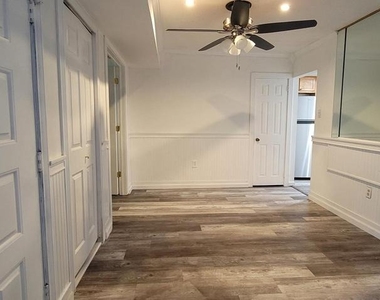 2209 Greenwood Drive - Photo Thumbnail 3