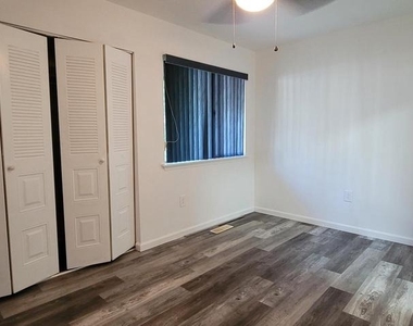 2209 Greenwood Drive - Photo Thumbnail 11