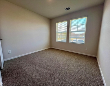 1314 Prescott Pl - Photo Thumbnail 4
