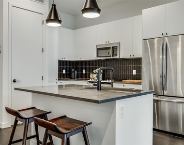 800 Embassy Dr - Photo Thumbnail 4