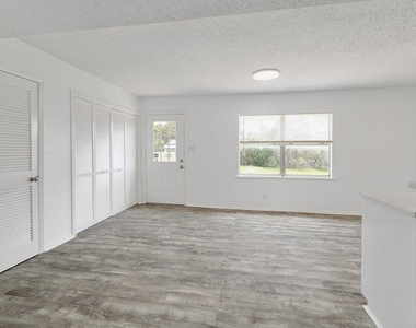 5211 Thunderbird St - Photo Thumbnail 4