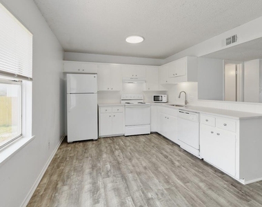 5211 Thunderbird St - Photo Thumbnail 6