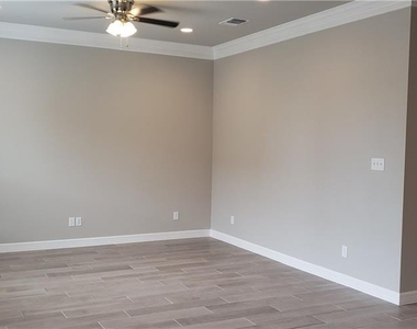 100 Everett Ct - Photo Thumbnail 2