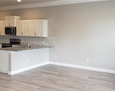 100 Everett Ct - Photo Thumbnail 3
