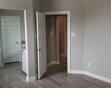 100 Everett Ct - Photo Thumbnail 6