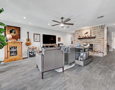 11133 Pinehurst Dr - Photo Thumbnail 9