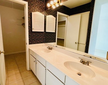 1510 W North Loop Blvd - Photo Thumbnail 4
