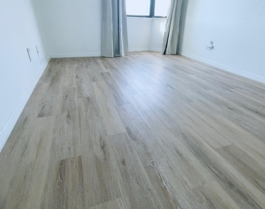 1510 W North Loop Blvd - Photo Thumbnail 8
