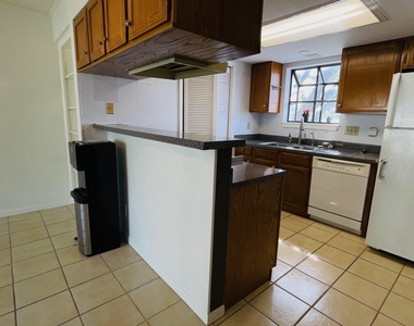 1510 W North Loop Blvd - Photo Thumbnail 1