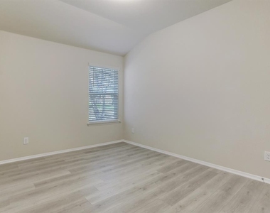 3902 Crockett Ave - Photo Thumbnail 9
