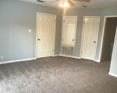 502 W 17th St - Photo Thumbnail 2