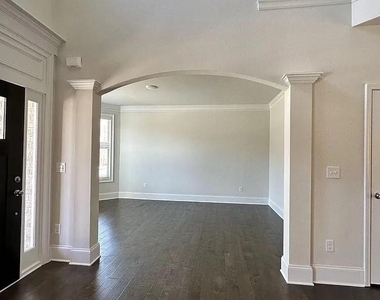 1850 Silver Crest Way - Photo Thumbnail 2