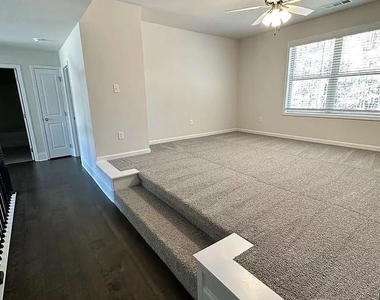 1850 Silver Crest Way - Photo Thumbnail 13