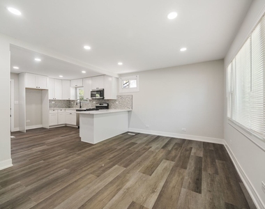 16752 Artesian Avenue - Photo Thumbnail 4