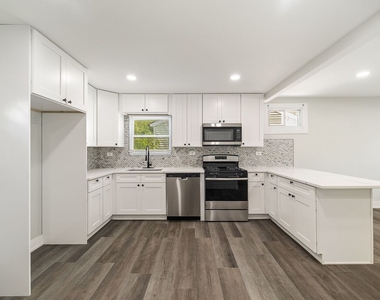 16752 Artesian Avenue - Photo Thumbnail 8