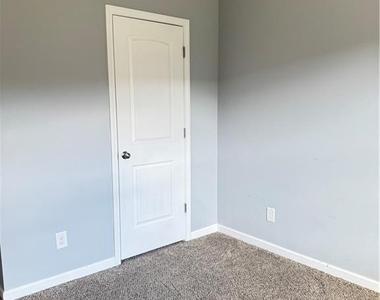 183 Spring Way Square - Photo Thumbnail 23