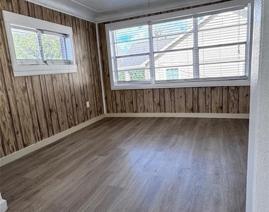 2918 46th Street - Photo Thumbnail 9