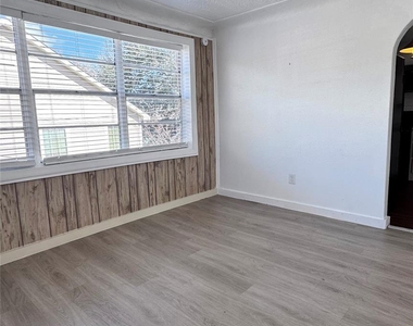 2918 46th Street - Photo Thumbnail 6