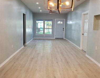 6815 Sidney - Photo Thumbnail 7